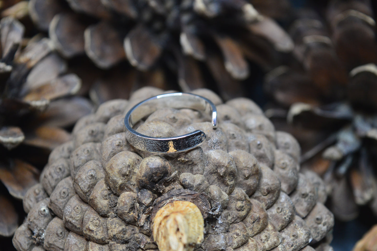Handcrafted by dela comeco we have adjustable sterling silver flat band ring with a unique leather pattern.
