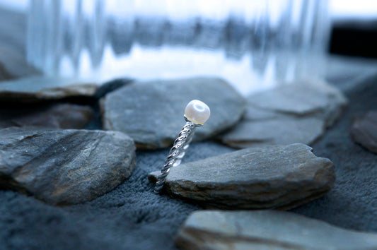 Sterling silver ring featuring a lustrous pearl, handcrafted by Dela Comeco in Bridgend, South Wales.