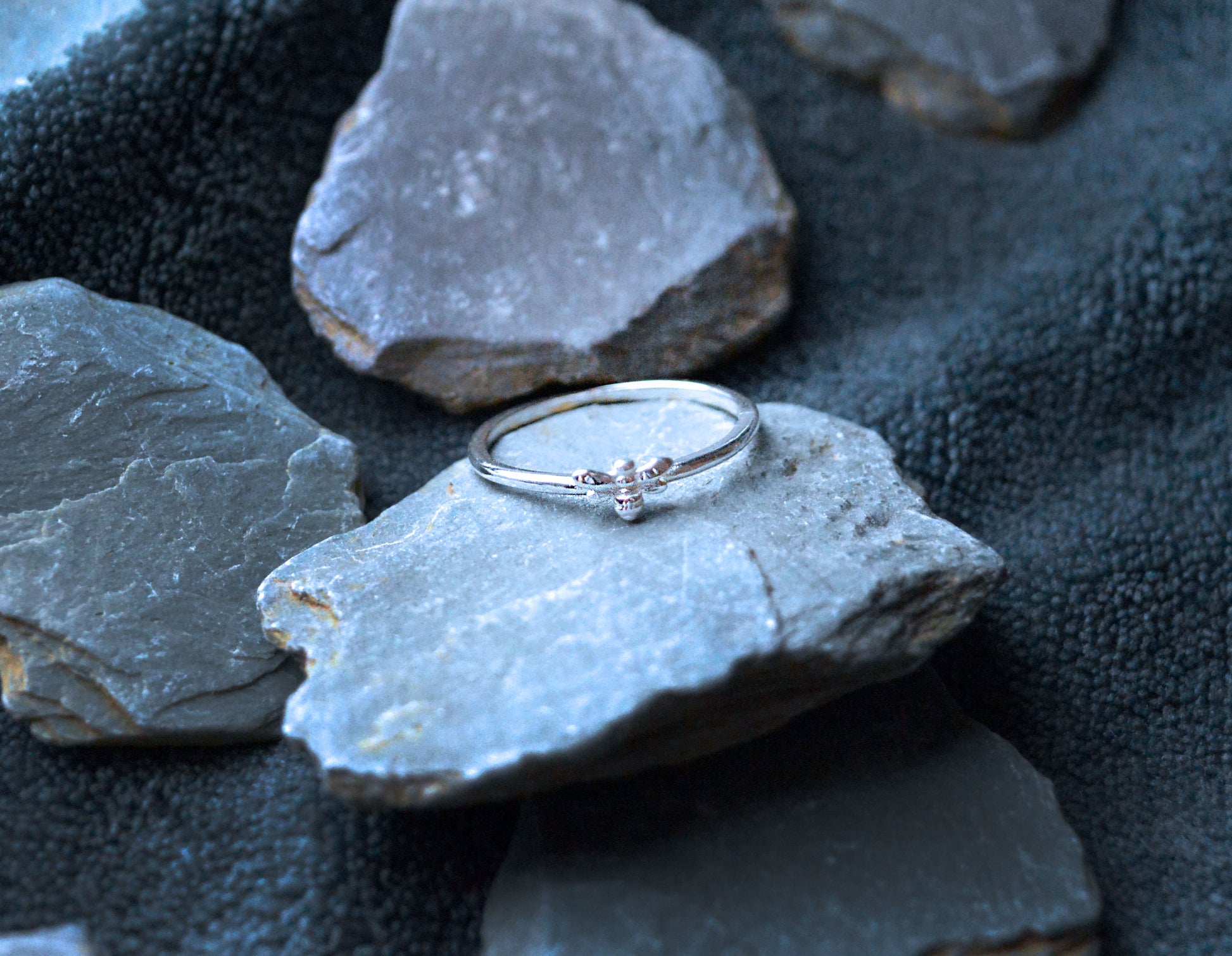 Dela comeco 925 sterling silver bee ring. This is a small stacking ring with a detailed silver bee focal point. Sizes L-U.