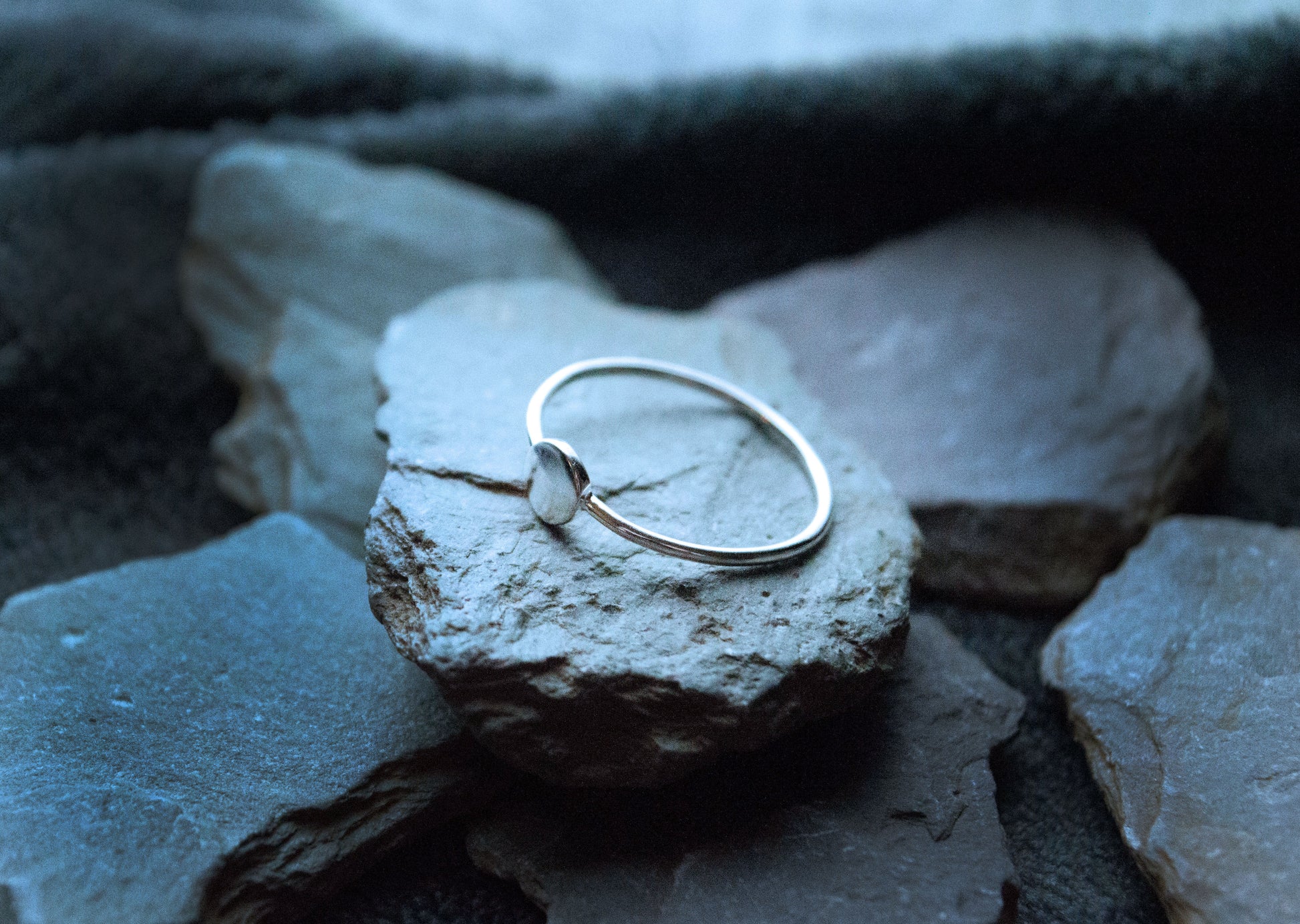 Detailed view of a sleek 925 sterling silver button ring with a minimalist 5mm flat circle centrepiece and a delicate 1.5mm band.