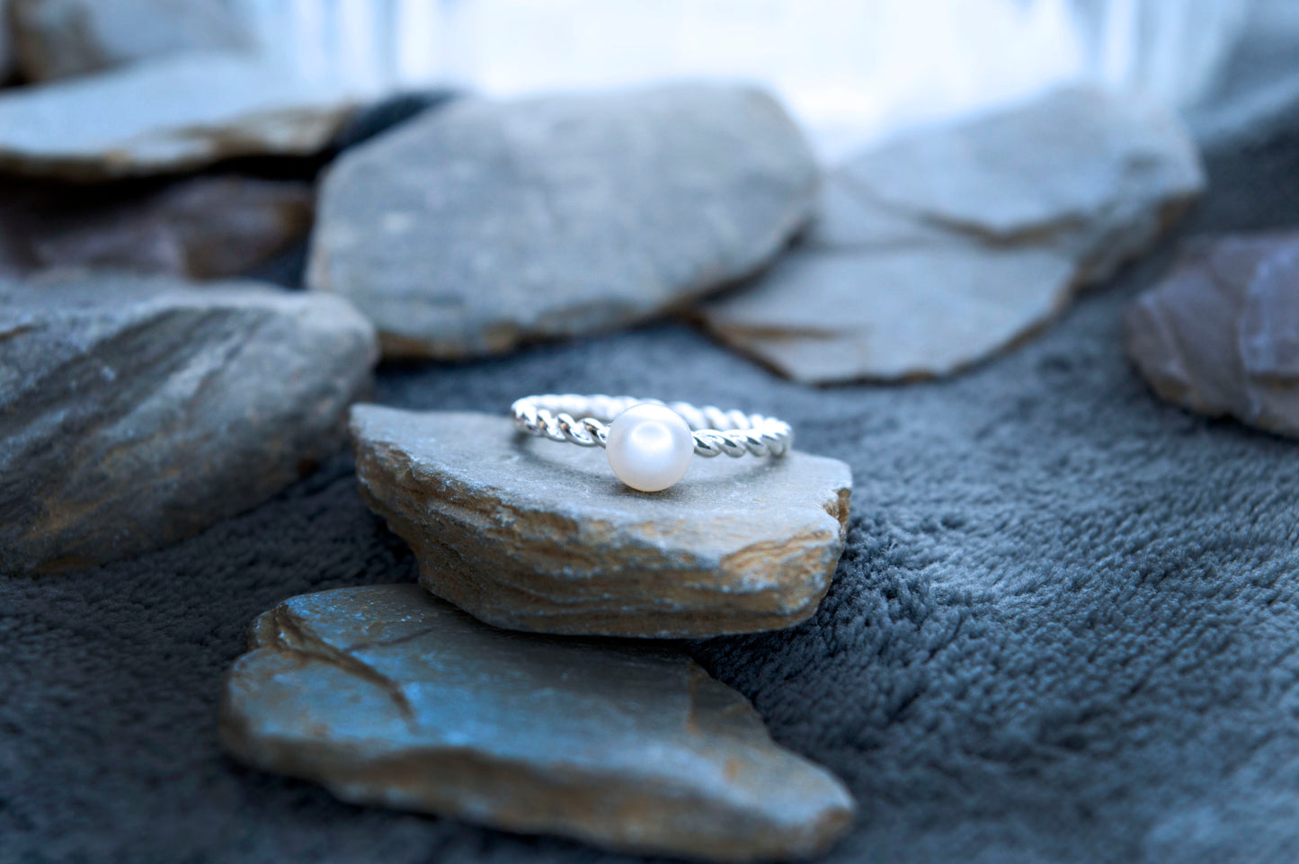 Womans silver ring with a fresh water pearl