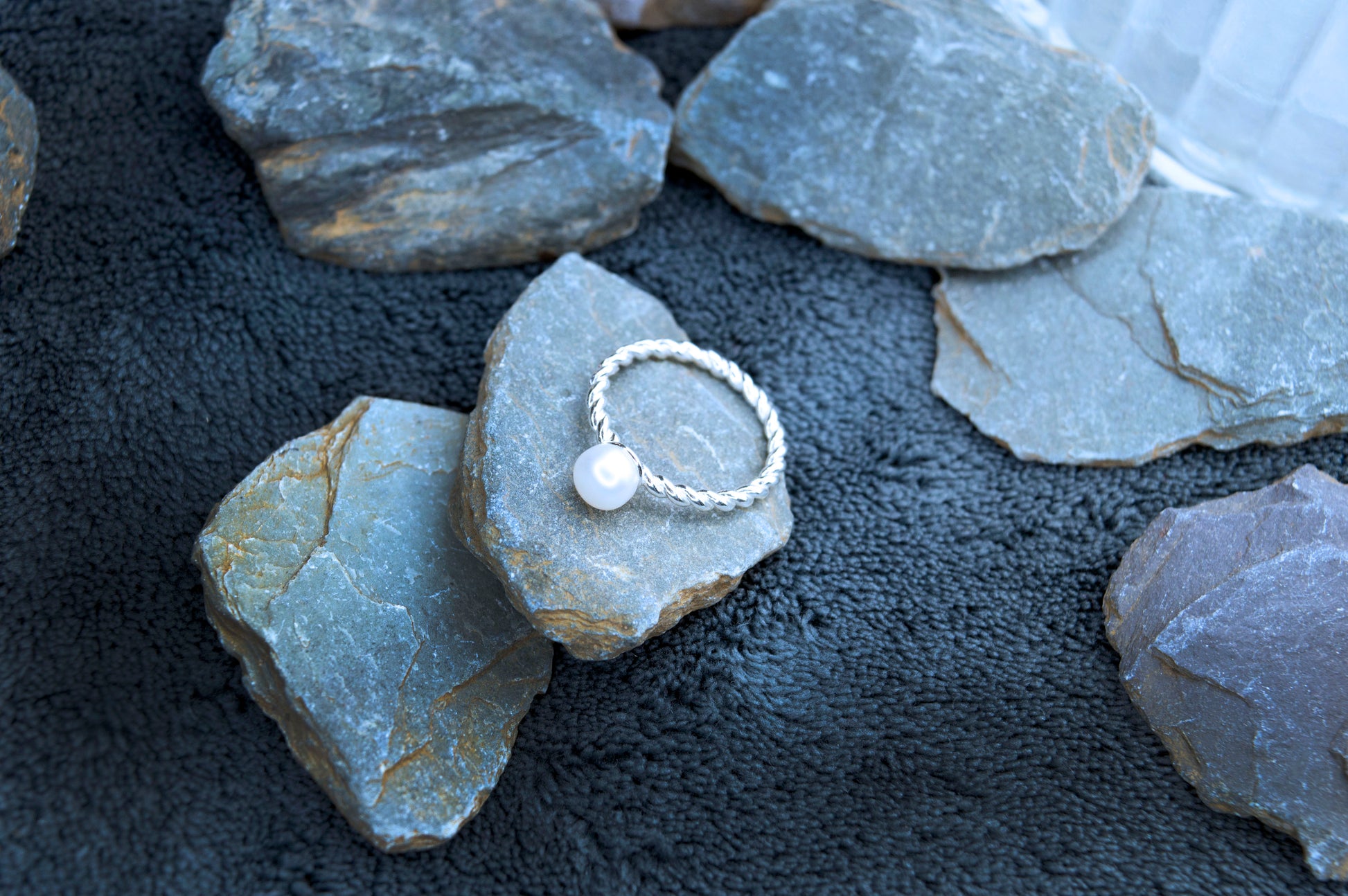 Polished silver ring with a fresh water pearl