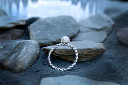 Twisted band pearl ring